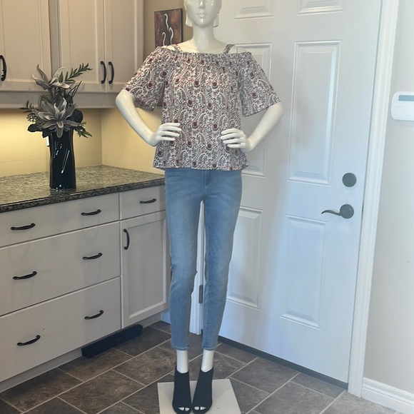 Cute off the shoulder top - Picture 1 of 4